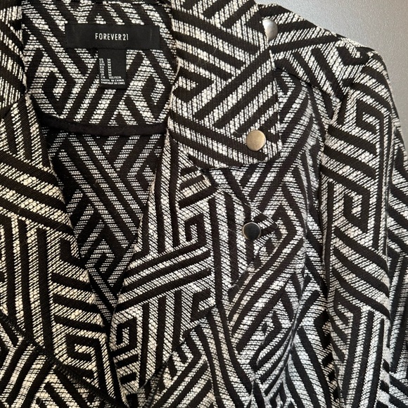 Forever 21 Black and White Patterned Geometric Jacket - Picture 5 of 7
